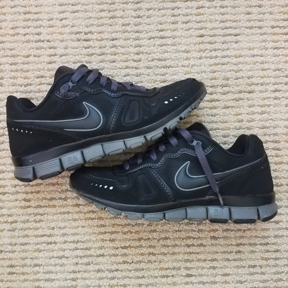 Black Nike tennis shoes